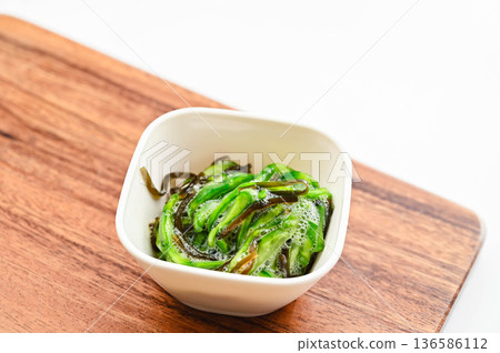 仙人掌和鹹海帶沙拉 136586112