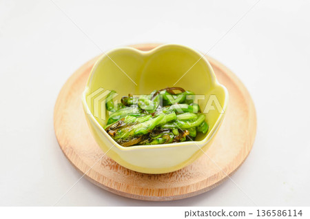 仙人掌和鹹海帶沙拉 136586114