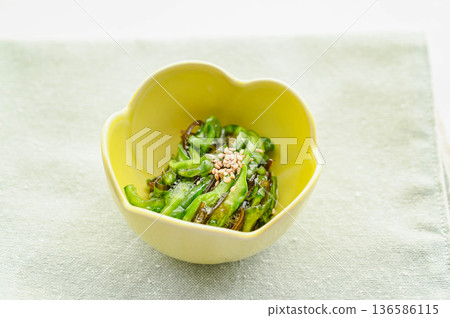 仙人掌和鹹海帶沙拉 136586115