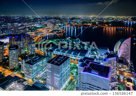 橫濱港未來夜景在晴朗的冬夜星空下閃閃發光。從地標塔俯瞰東京,景色壯麗。 橫濱港未來夜景在晴朗的冬夜星空下閃閃發光。從地標塔俯瞰東京,景色壯麗。 136586147