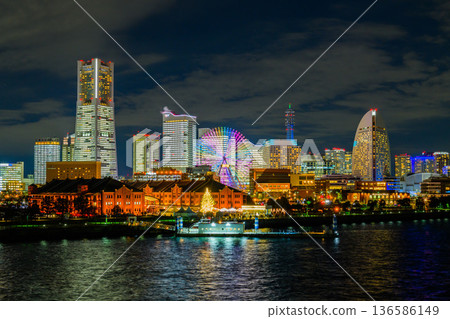 [Christmas Eve Only] A dazzling night view with all buildings in Yokohama Minato Mirai lit up. 136586149