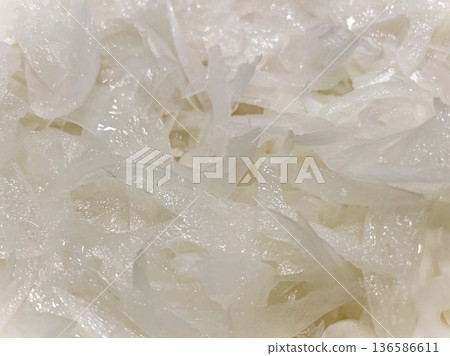 24 slices of spring onion 136586611