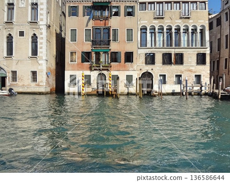 運河與建築物的景觀 運河與建築物的景觀 136586644