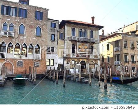 運河船漂浮在運河上 136586649