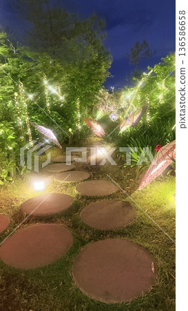 一條小徑穿過燈光璀璨的日式花園 一條小徑穿過燈光璀璨的日式花園 136586658