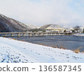 京都嵐山渡月橋的雪景 136587345