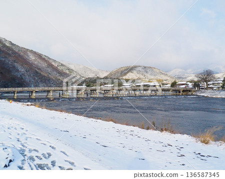 京都嵐山渡月橋的雪景 京都嵐山渡月橋的雪景 136587345