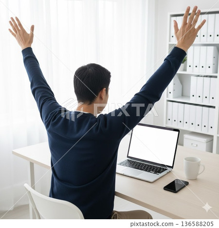 一個操作筆記本電腦的人 136588205