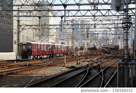 京都線、寶塚線和神戶線三條路線都從阪急大阪梅田站開到十三站。 136588352