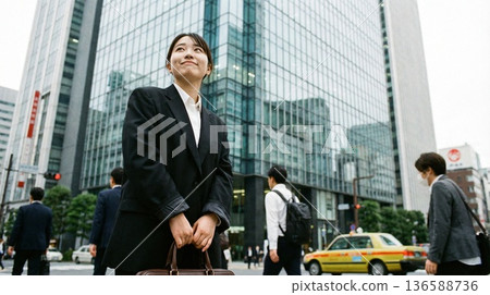 年輕女性懷抱夢想與希望，漫步在城市商業區，她們的光芒令人矚目。 136588736