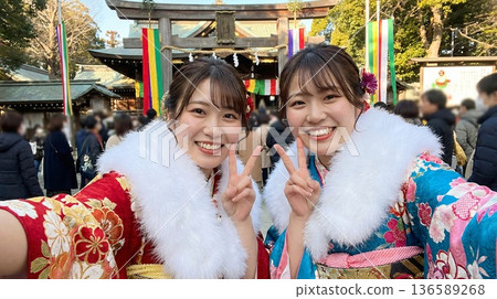 成年禮：美麗的日本女孩身著振袖長袍，帶著燦爛笑容，容光煥發地步入成年。 136589268