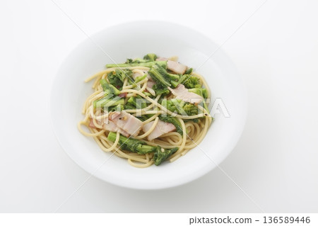 油菜和培根意大利面 136589446