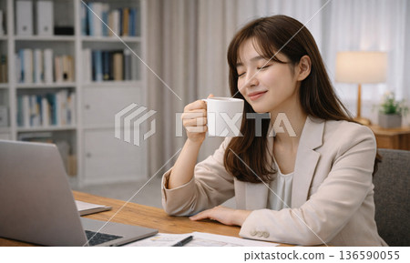 在家辦公的女士正在休息喝咖啡 136590055