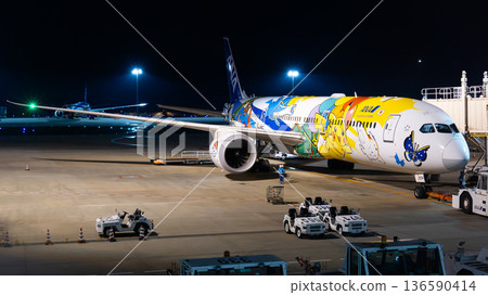 ANA JA894N 航班準備夜間起飛 136590414