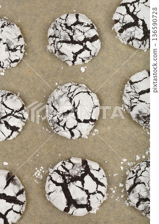 Chocolate crinkle cookies 136590728