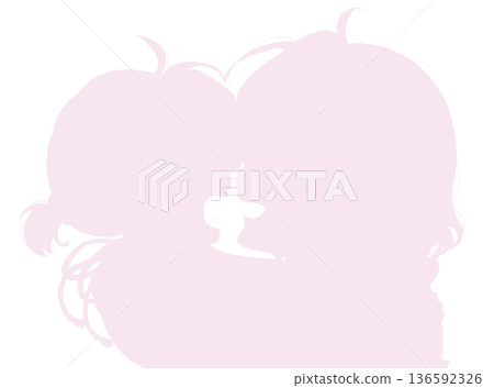 女人和女孩幸福地擁抱在一起的剪影 136592326