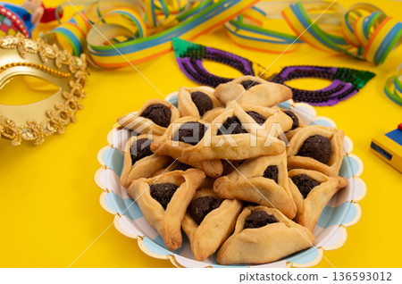 Blank card with Hamantaschen cookies and confetti for Purim holiday on yellow background 136593012