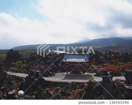 鬼押出公園奇特的岩石構造造就了獨特的自然景觀。附圖。 136593340