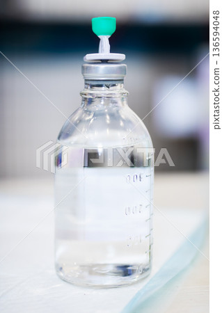 Clinical infusion arrangement with visible measurement marks and safety features 136594048