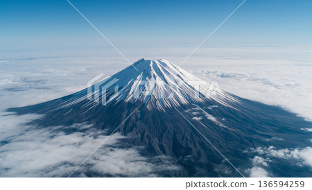 夏日晴空萬裡，富士山在雲海環繞下，從高空俯瞰，景色壯麗。 136594259