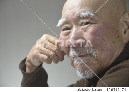 微笑的留著鬍子的老人 微笑的留著鬍子的老人 136594474