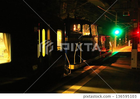 一列夜間列車駛向南會津，這個「深夜車站」…夜班列車「南會津」－上宮鹽原溫泉口站 136595103