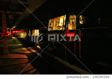 A night train heads to Minamiaizu, the "late-night station"... Night DL Taiki "Minamiaizu" - Kamimiya Shiobara Onsenguchi Station 136595104