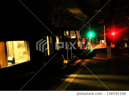 A night train heads to Minamiaizu, the "late-night station"... Night DL Taiki "Minamiaizu" - Kamimiya Shiobara Onsenguchi Station 136595106