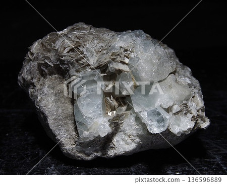 Blue topaz 136596889