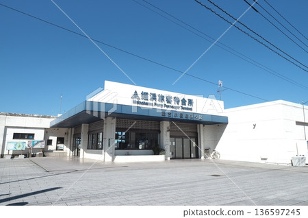 Roadside station and station sign on the platform 136597245