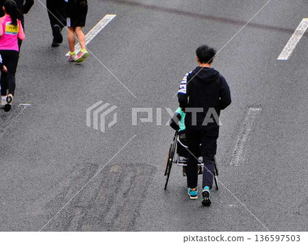 城市馬拉松馬拉松賽跑者跑下坡 城市馬拉松馬拉松賽跑者跑下坡 136597503