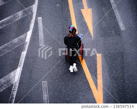 City marathon marathon runner running downhill City marathon marathon runner running downhill 136597514