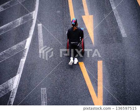 城市馬拉松馬拉松賽跑者跑下坡 城市馬拉松馬拉松賽跑者跑下坡 136597515