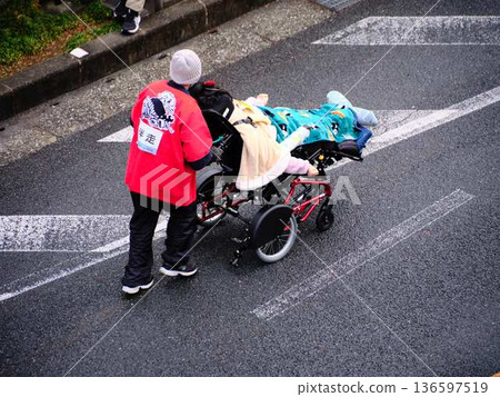 City marathon marathon runner running downhill City marathon marathon runner running downhill 136597519