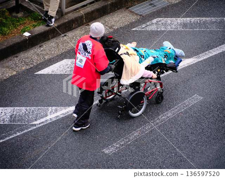 城市馬拉松馬拉松賽跑者跑下坡 城市馬拉松馬拉松賽跑者跑下坡 136597520
