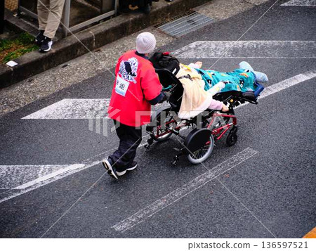 城市馬拉松馬拉松賽跑者跑下坡 城市馬拉松馬拉松賽跑者跑下坡 136597521