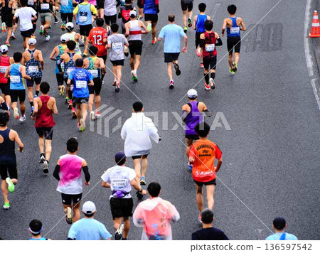 City marathon marathon runner running downhill City marathon marathon runner running downhill 136597542
