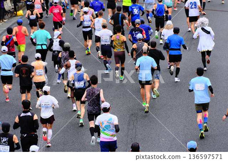 City marathon marathon runner running downhill City marathon marathon runner running downhill 136597571