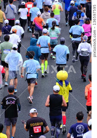 城市馬拉松馬拉松賽跑者跑下坡 城市馬拉松馬拉松賽跑者跑下坡 136597595