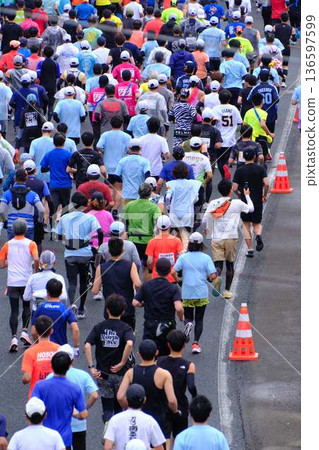 City marathon marathon runner running downhill City marathon marathon runner running downhill 136597599