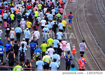 City marathon marathon runner running downhill 136597620