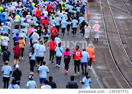 City marathon marathon runner running downhill 136597751