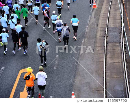 City marathon marathon runner running downhill City marathon marathon runner running downhill 136597790