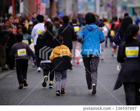 City marathon marathon runner running downhill City marathon marathon runner running downhill 136597897