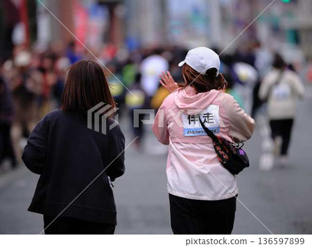 City marathon marathon runner running downhill City marathon marathon runner running downhill 136597899
