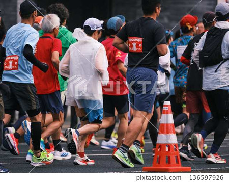 City marathon marathon runner running downhill City marathon marathon runner running downhill 136597926
