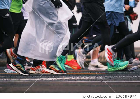 City marathon marathon runner running downhill City marathon marathon runner running downhill 136597974