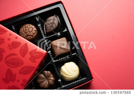 紅色盒子裡的巧克力產品照片 紅色盒子裡的巧克力產品照片 136597988