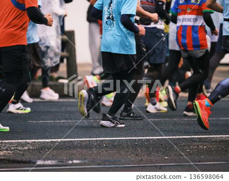 城市馬拉松馬拉松賽跑者跑下坡 136598064