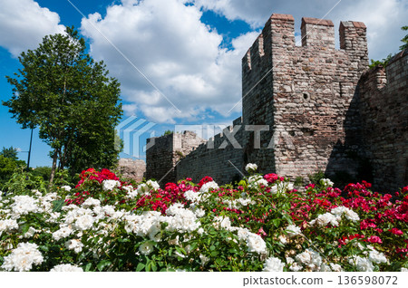 The city walls of Istanbul 136598072